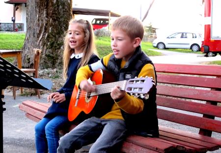 Mlada Anika in Lovro Zarnik sta navdušila občinstvo pod lipo